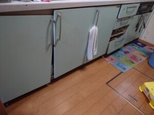 千葉キッチン取付け隊　キッチン扉蝶番メンテナンス　施工前